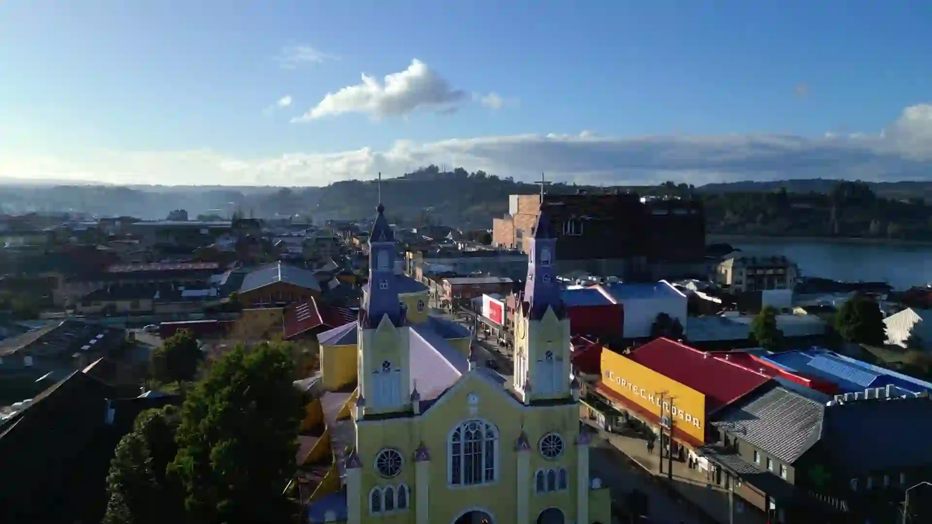 Panorámica aérea de Castro y fiordos de Chiloé