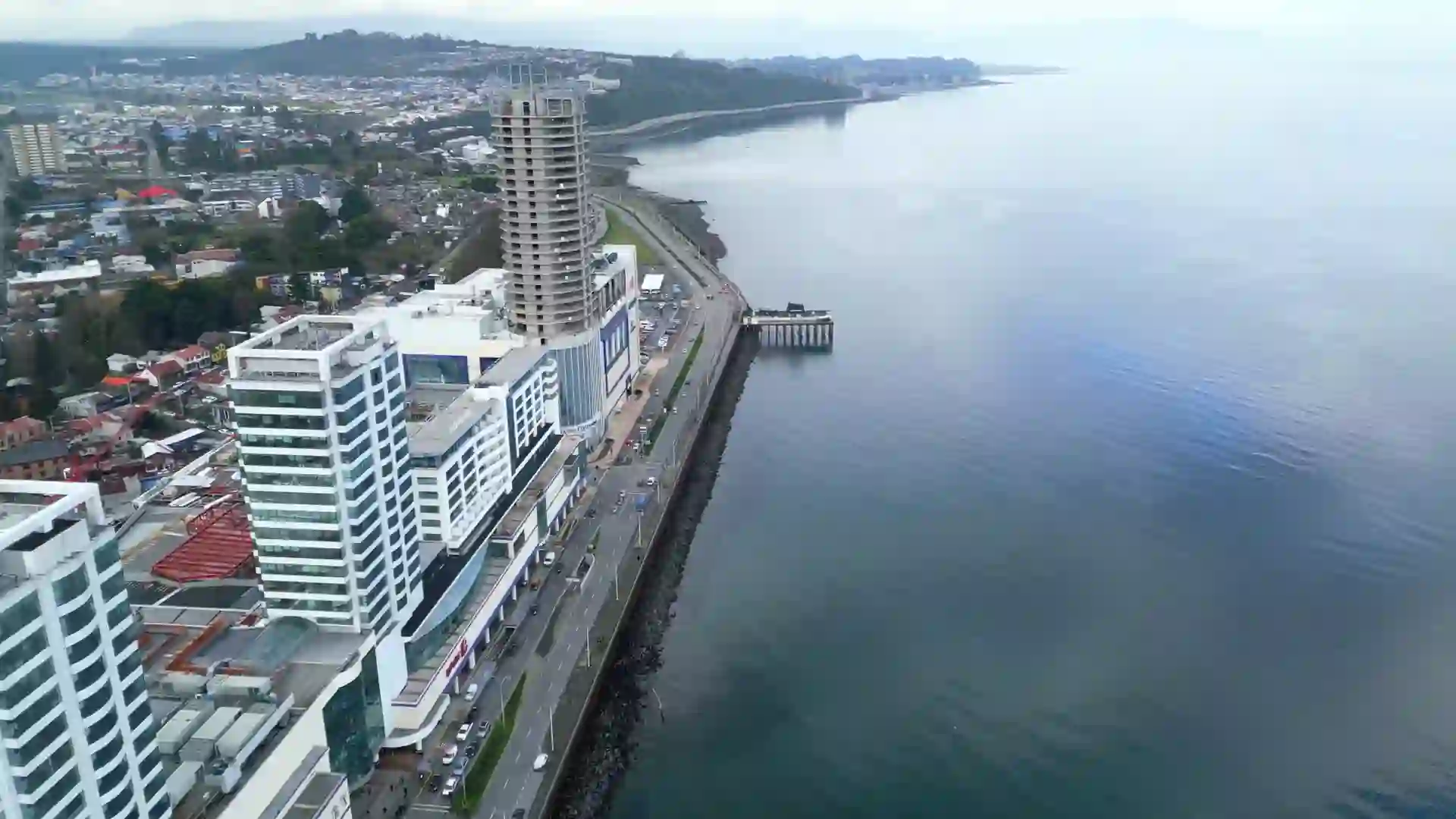 Panorámica aérea de Puerto Montt y el Seno de Reloncaví